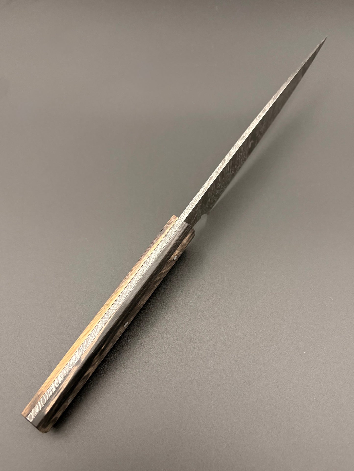 Vue du dessus du couteau fulgur en damas torsadé et ébène royal