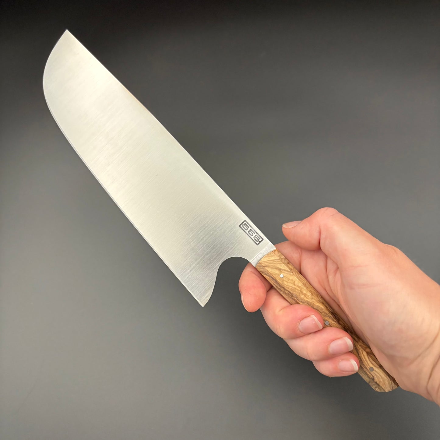 Couteau Titan tenu en main montrant sa lame large et ses proportions