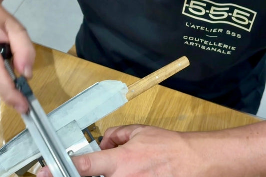 affûtage d'un couteau artisanal par Kévin, coutelier artisan du Gard à Caveirac