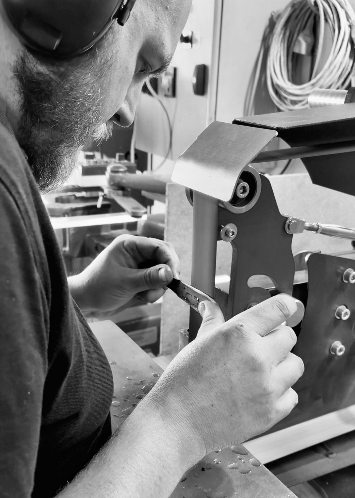 Kévin, artisan coutelier, dans son atelier à Caveirac dans le Gard