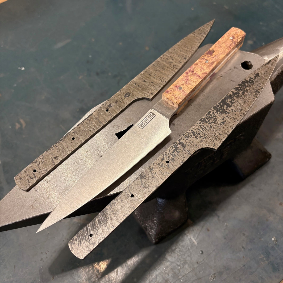 Couteaux artisanaux avec leurs manches en bois en cours d’ajustage et de finition