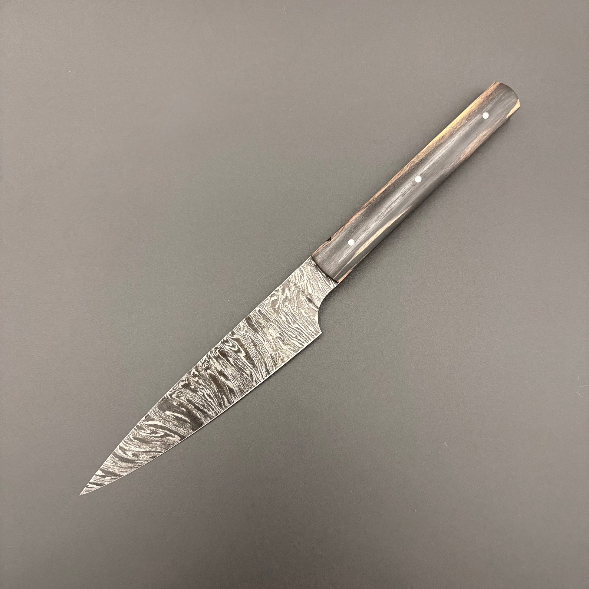 Couteau Fulgur en damas torsadé et en ébène royal  fabriqué à la main