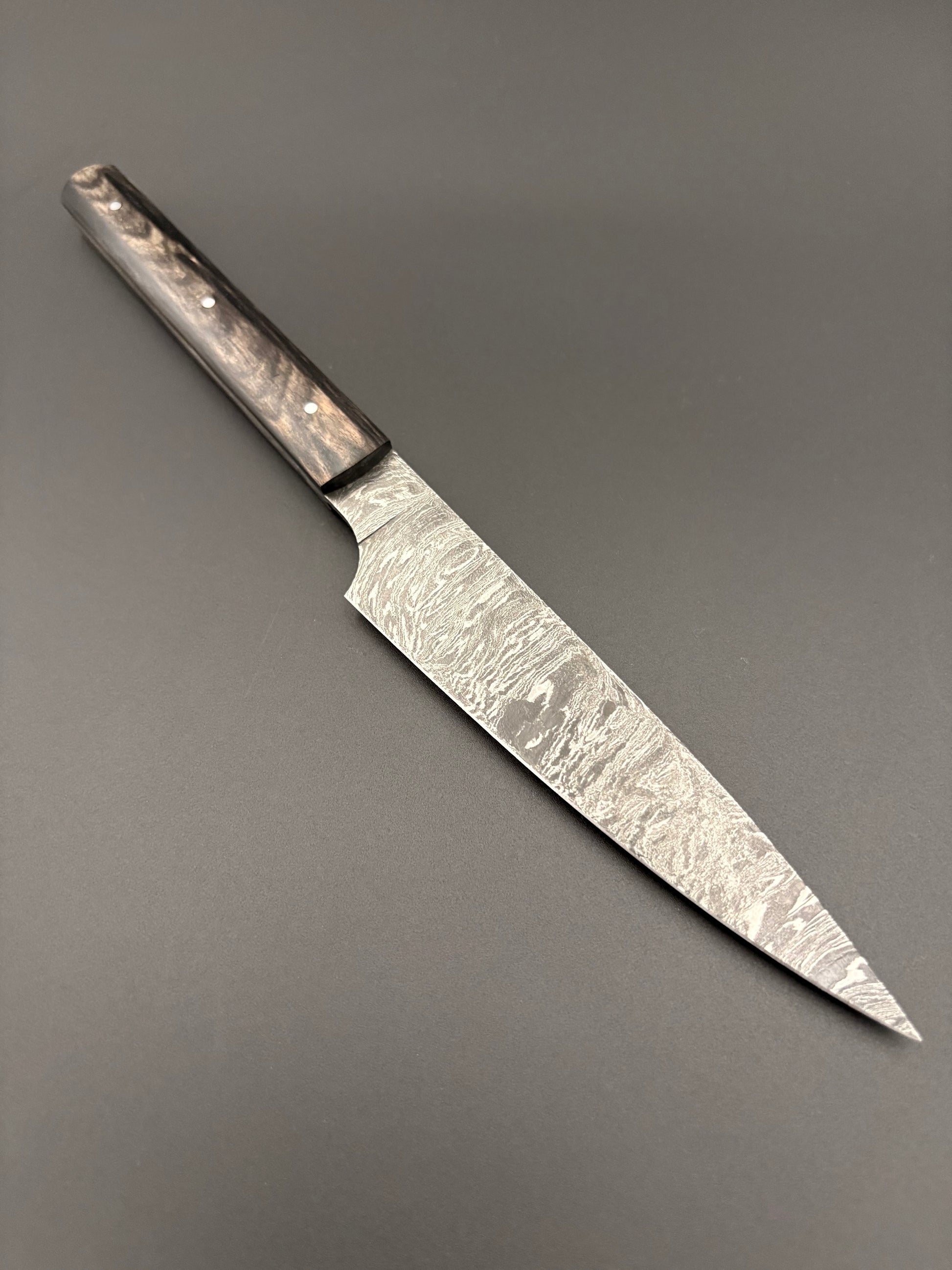 Vue complète du dessus du couteau fulgur en damas torsadé et ébène royal