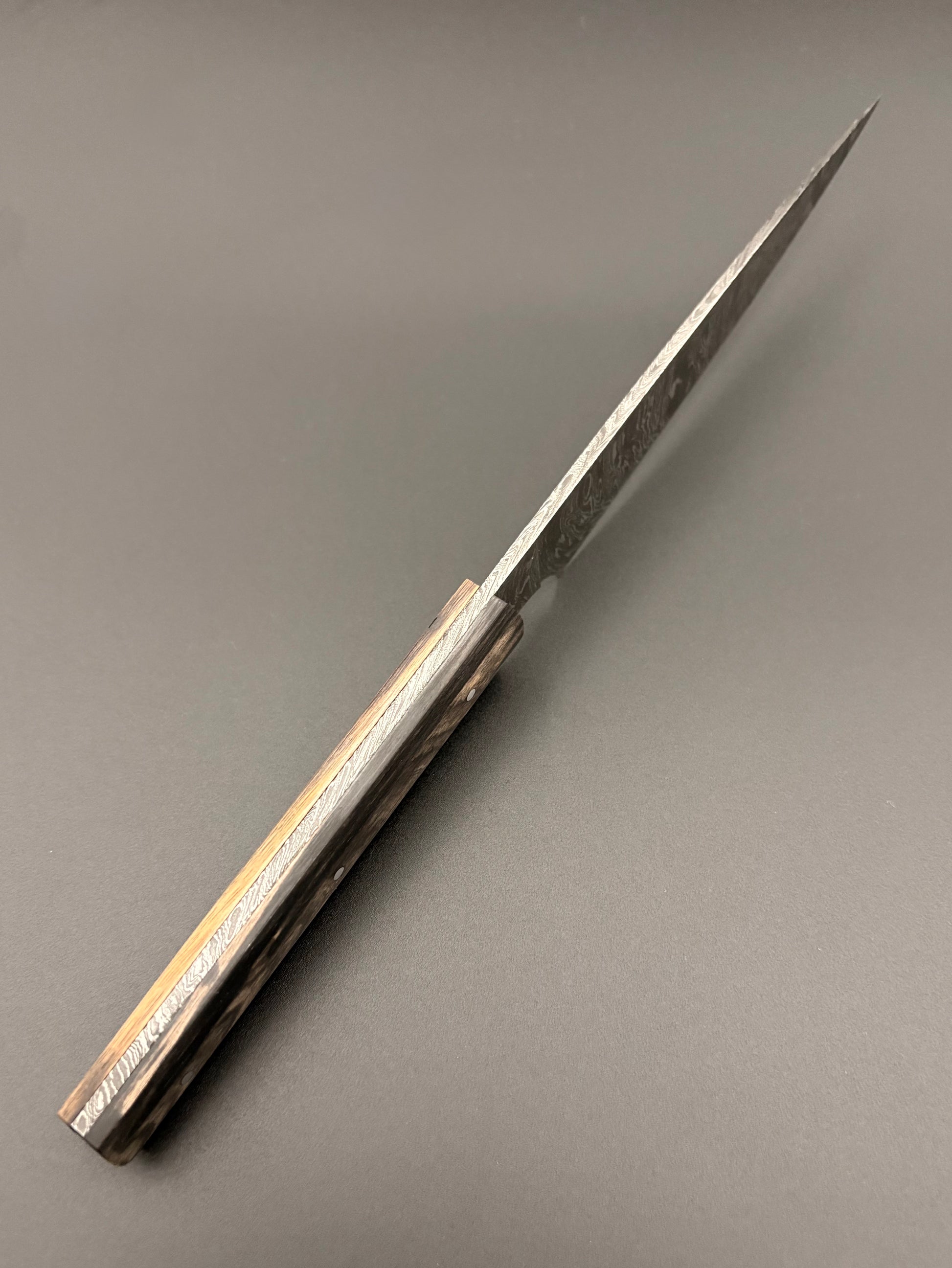 Vue du dessus du couteau fulgur en damas torsadé et ébène royal