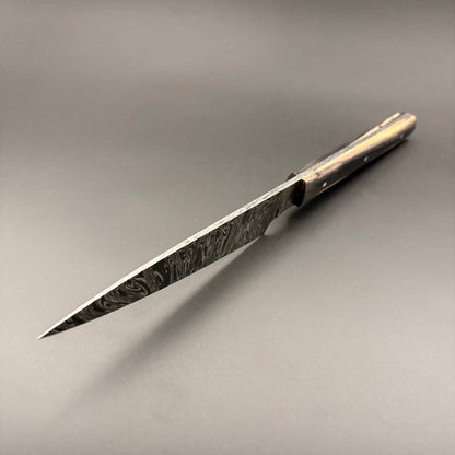 Vue de profil de la lame du couteau fulgur en damas torsadé et ébène royal