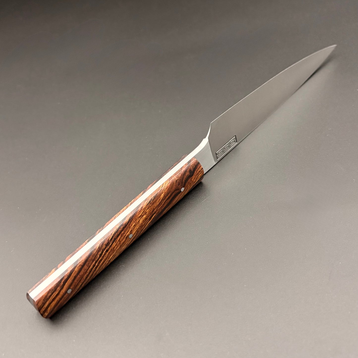 Vue du dessous du Couteau Fulgur Bois de fer d'Arizona fabriqué à la main