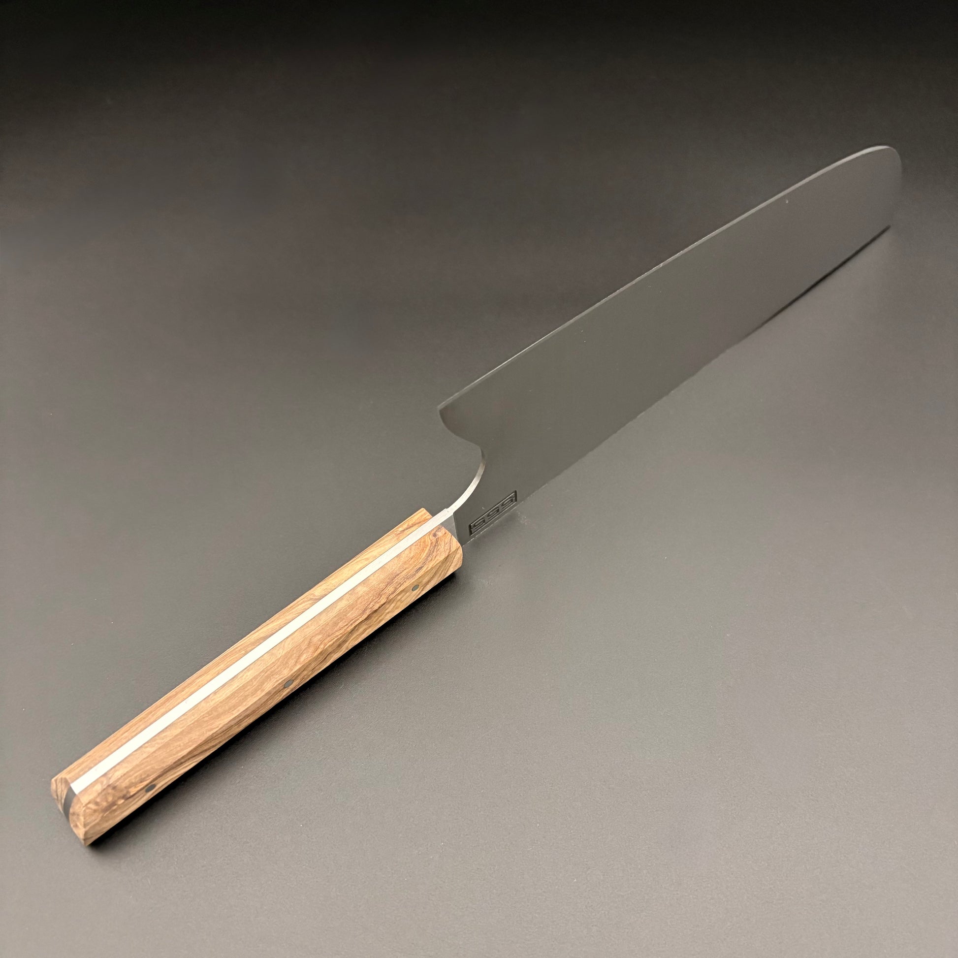 Manche octogonal en bois d’olivier et lame satinée du couteau artisanal Titan