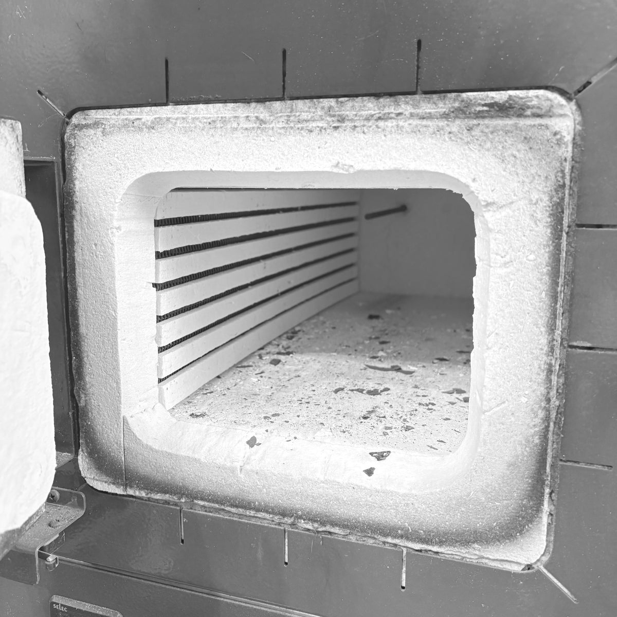 Four utilisé pour le traitement thermique des lames dans l’atelier de Kevin à Caveirac.